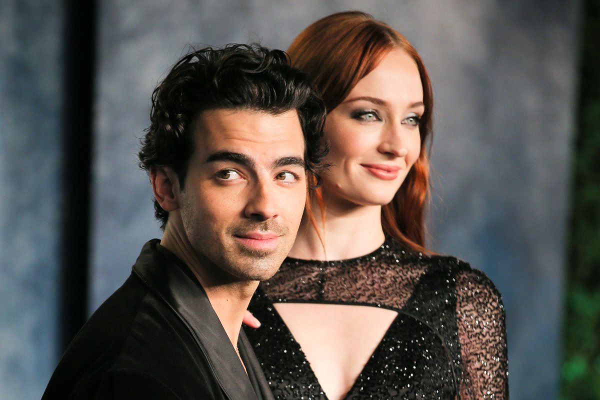 Joe Jonas France tweet media