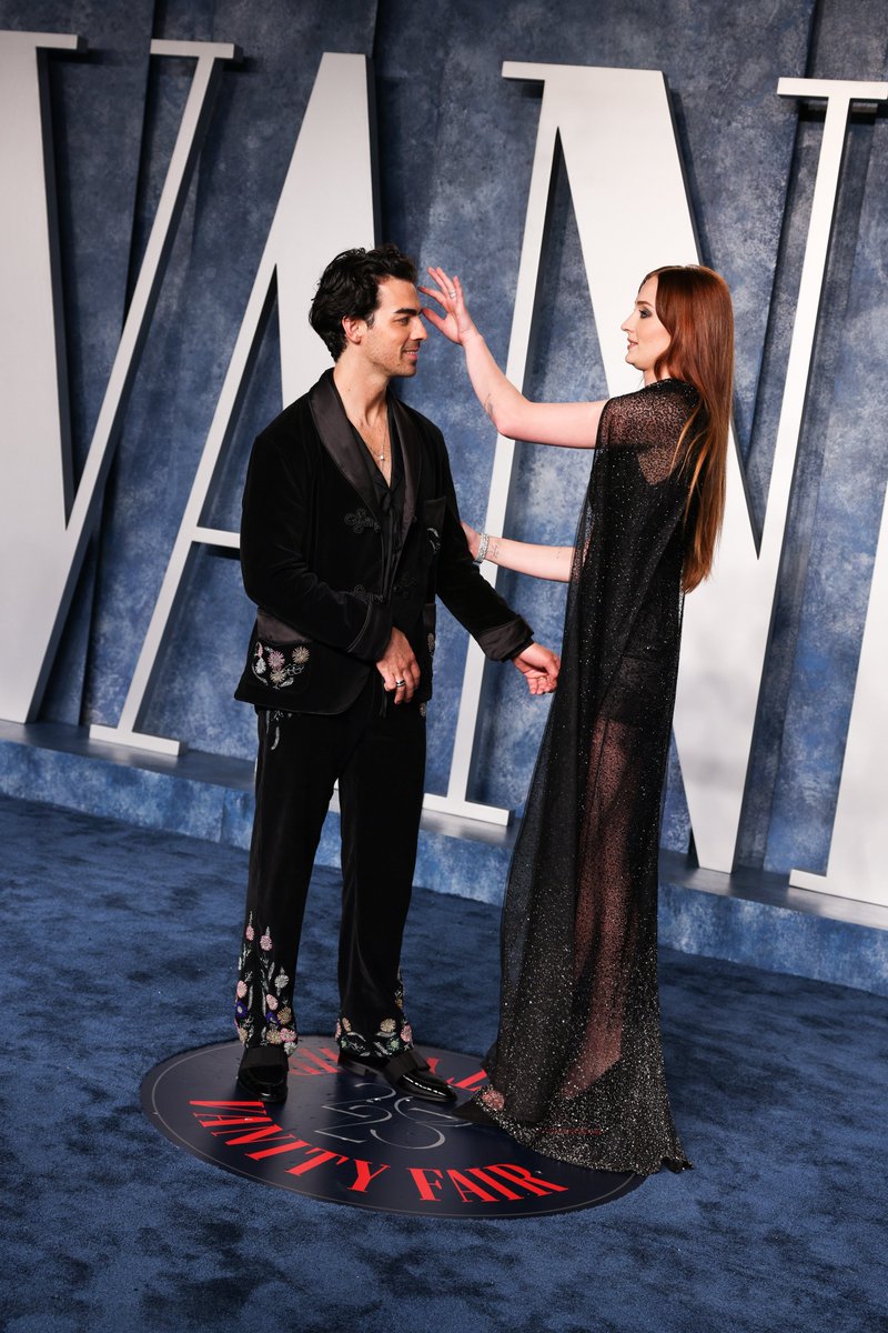 Joe Jonas France tweet media