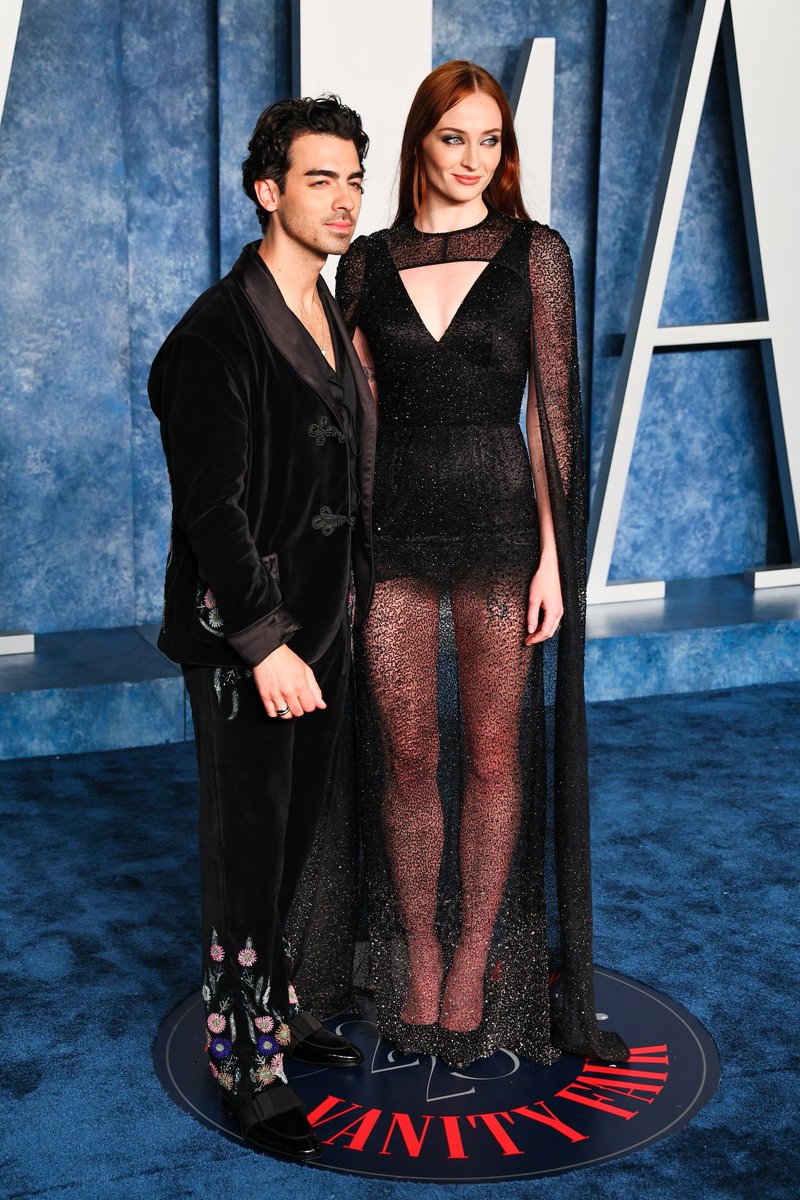 Joe Jonas France tweet media