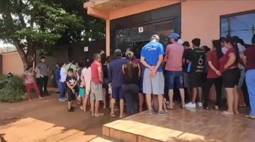 delpynews's tweet photo. ▶️ OJO |👀

📣Reportan que mujer de CDE reparte “pastilla milagrosa” contra la chikungunya.🦟

Aparentemente era colaboradora de SENEPA.

​💊Indicaron que la pastilla deber ser consumida allí y la distribuidora no permite que la saquen.
@msaludpy @MinPublicoPy https://t.co/WVx5rY6p23