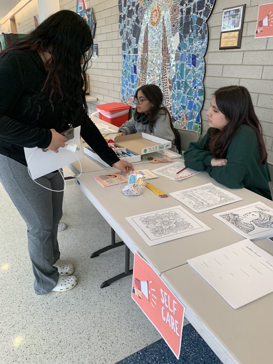 Today Los Warriors Latiné Student Union shared positivity and communicated the importance of self care #loveyourself  💕   <a href="/MonserratR31/">Monserrat Ramirez</a> <a href="/ksaldana25/">Kelsey Saldaña</a>