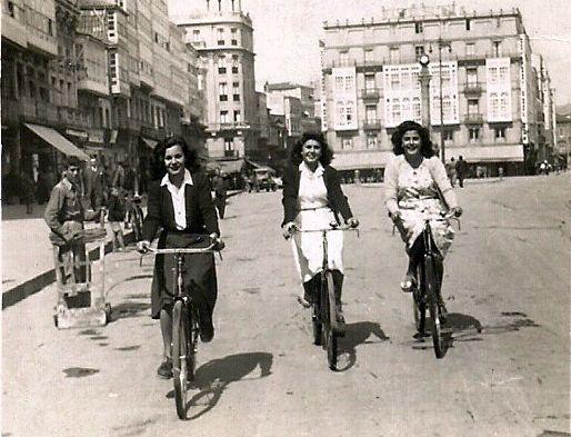LTrunas's tweet photo. Os dejo una fotos de archivo que encontré, de cuando Yoya entró por primera vez de concejala en 1954 y ya tomaba cafes con sus compañeros y la primera vez que usó bicicoruña en los cantones.
Aun tiene mucho que aportar a esta ciudad... como mas sacarina al café. https://t.co/odEyAo9y6f