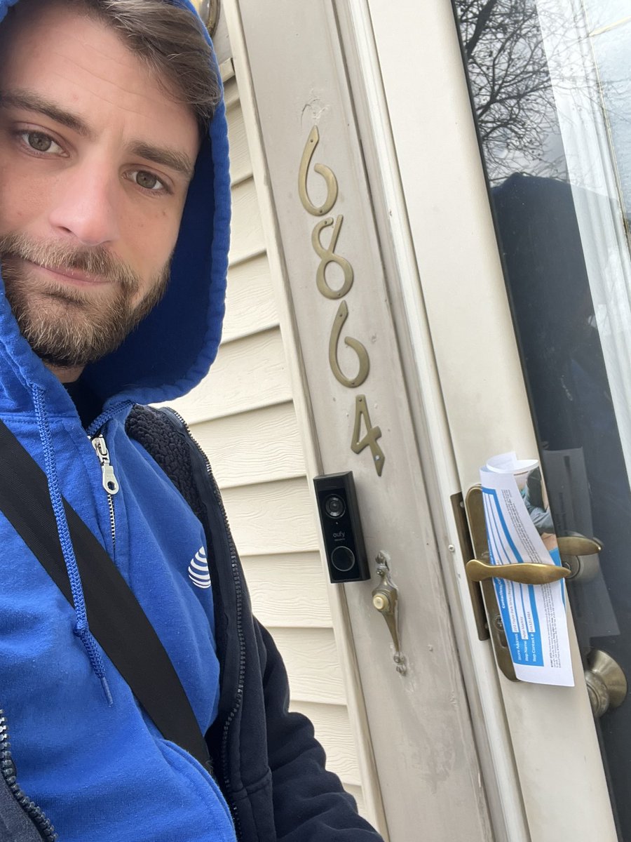 Yassersek's tweet photo. Cold? Snow? It doesn’t matter we spread the word  #TheBurg If you need Fiber call Peter at Reynoldsburg. @Jon_Russell__ @oliveiramikeO @KemmerlingAdam @Zoeek17 #lifeisgoodatatt https://t.co/q2R2jl1Paa