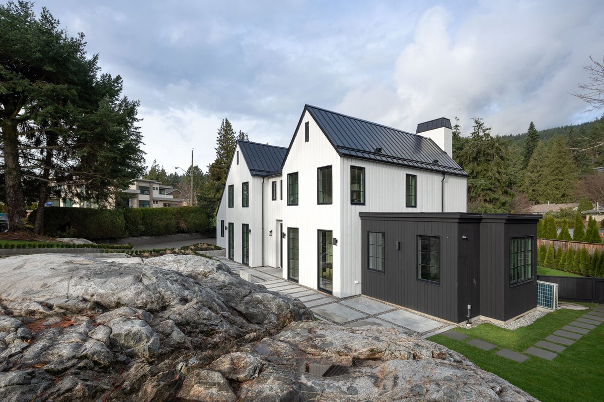 CentraWindows's tweet image. We just can&apos;t get enough of this beautiful project by Oksfeldt Developments showcasing how high quality windows can make your home look bright and spacious! 👀

#oksfeldtdevelopments #spacioushomes #modernhomes