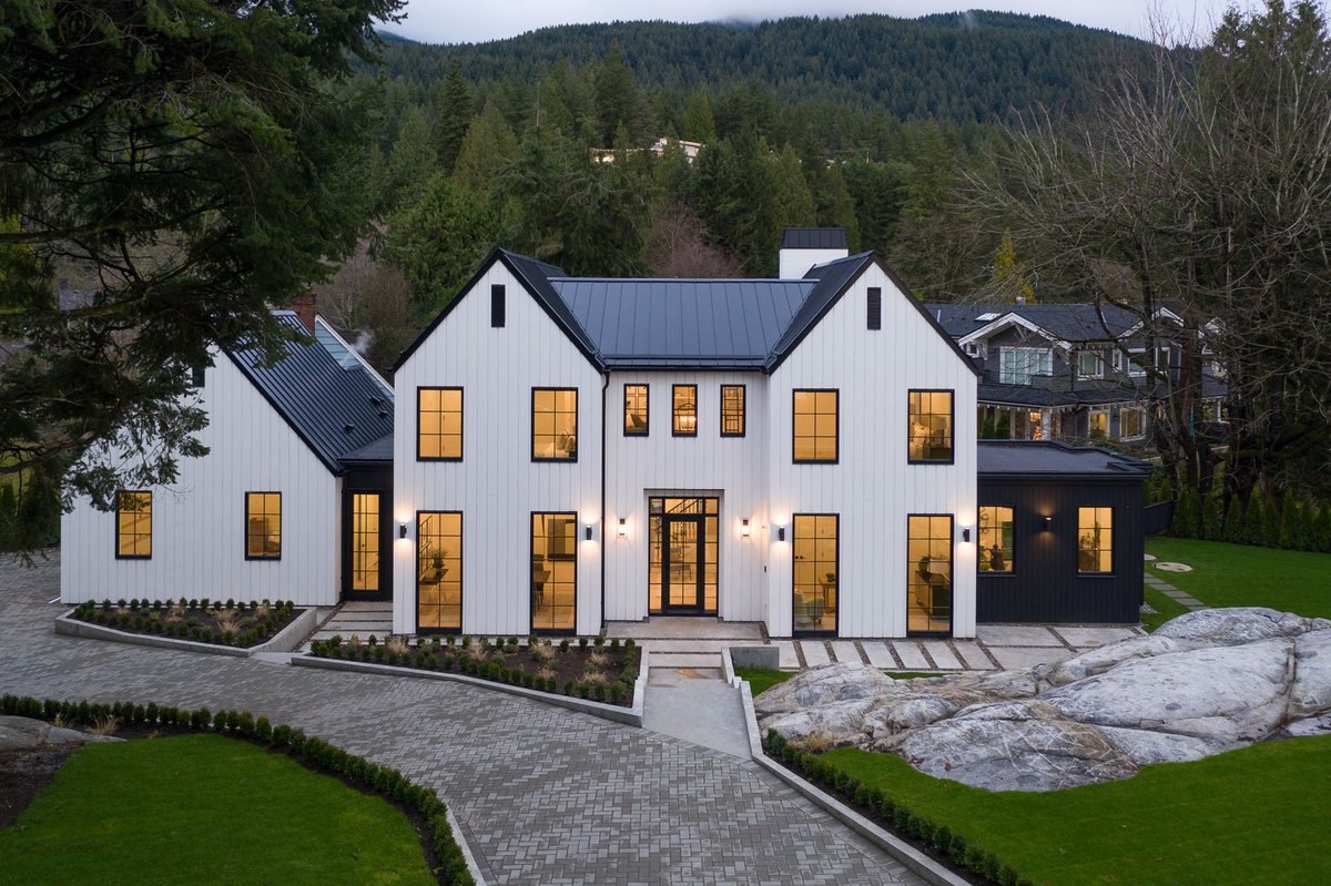 CentraWindows's tweet image. We just can&apos;t get enough of this beautiful project by Oksfeldt Developments showcasing how high quality windows can make your home look bright and spacious! 👀

#oksfeldtdevelopments #spacioushomes #modernhomes