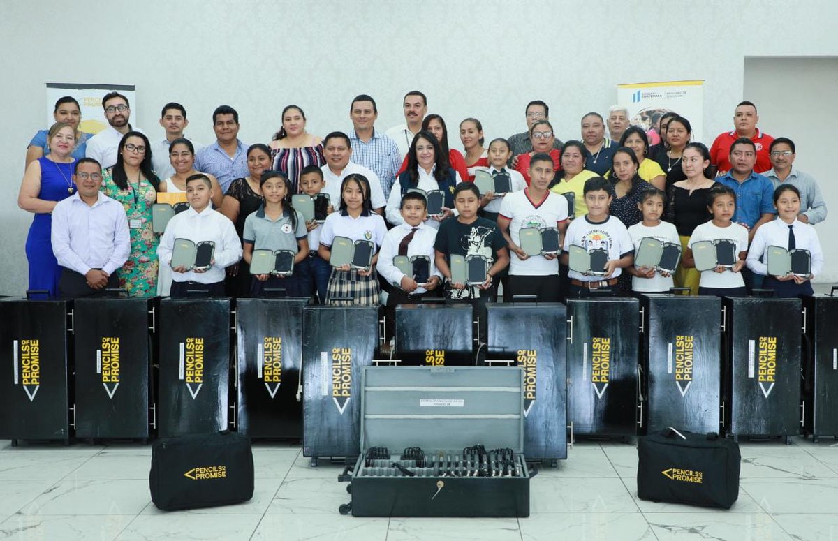 MineducGT's tweet photo. La #MinistraClaudiaRuíz se encuentra reunida con Jorge Caal, Director Nacional de #PencilsOfPromise para la entrega de equipos tecnológicos a docentes y estudiantes de 18 centros educativos de varios municipios del departamento de Suchitepéquez. https://t.co/IlDR67Vdxo