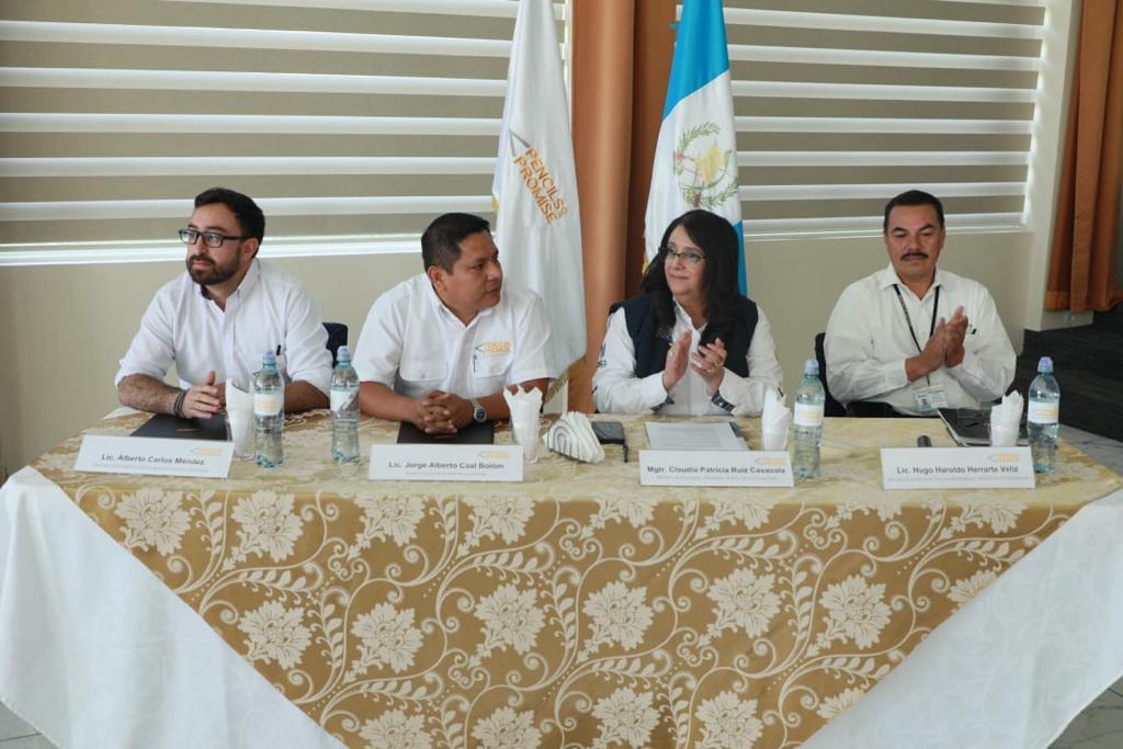 MineducGT's tweet photo. La #MinistraClaudiaRuíz se encuentra reunida con Jorge Caal, Director Nacional de #PencilsOfPromise para la entrega de equipos tecnológicos a docentes y estudiantes de 18 centros educativos de varios municipios del departamento de Suchitepéquez. https://t.co/IlDR67Vdxo