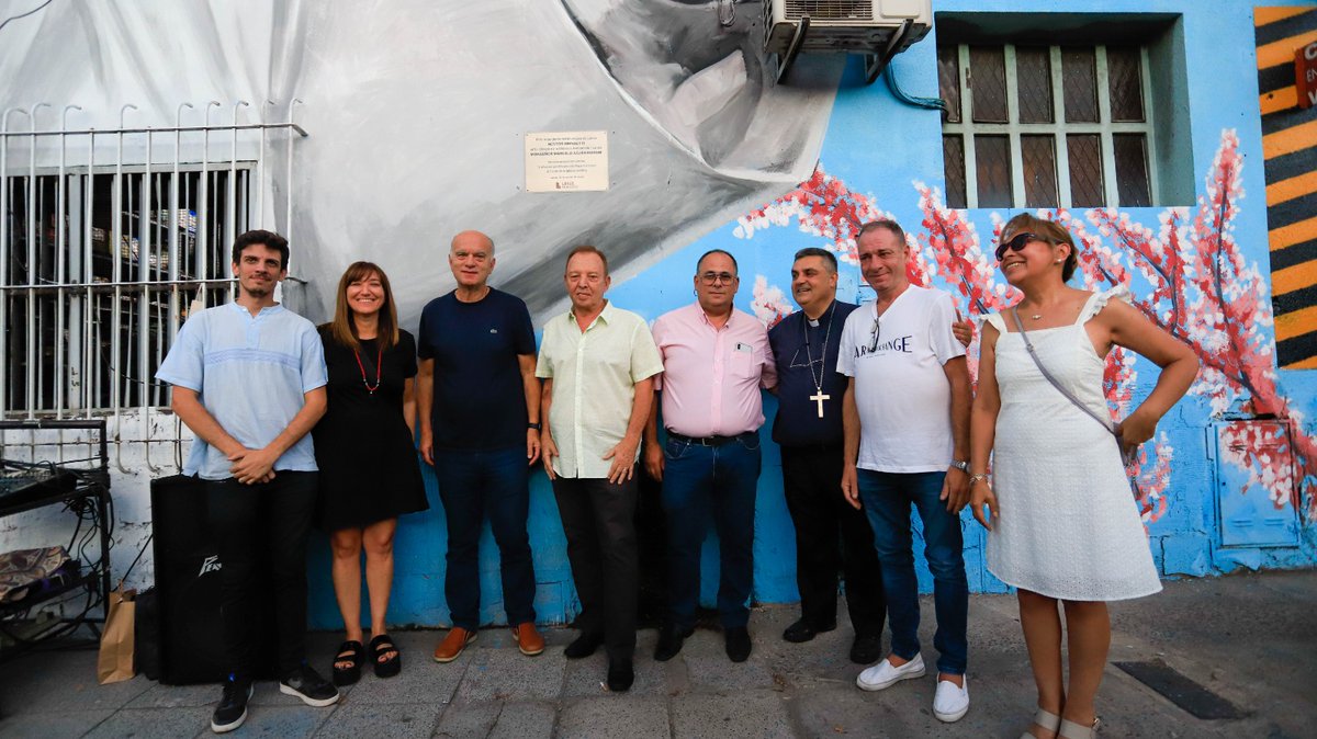Nestorgrindetti's tweet photo. Hoy se cumplen diez años de papado de Jorge Bergoglio, y lo conmemoramos con la inauguración de este increíble mural de #MuroSur.

Muchas gracias al obispo por su bendición, y a todos los referentes religiosos que estuvieron presentes. https://t.co/bjyiUqEoOA