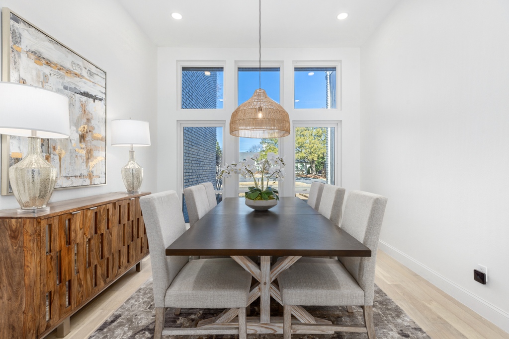 sharp_frame's tweet image. This lovely dining area is a design inspo for any home😍 At SFM, we love neutral colors, don&apos;t you?

#homedecor #inspiration #interiordesign #realestatephotography #realestatephotographer #dallas #dfw #realtor #texasrealestate