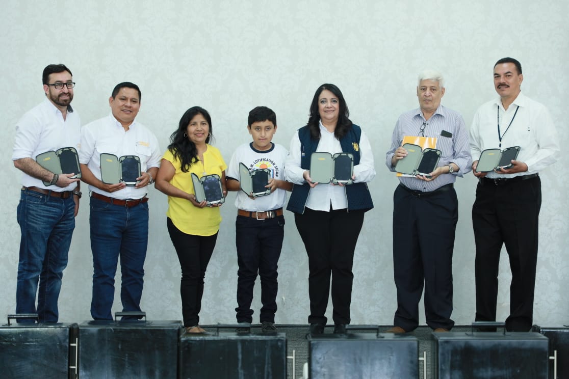 MineducGT's tweet photo. Las 927 tabletas que se entregaron a los centros educativos públicos de #Suchitepéquez benefician a más de 3 mil estudiantes y 130 docentes; asimismo se les otorgó un Manual de accesibilidad y sostenibilidad de materiales tecnológicos. #Mineduc #PencilsOfPromise. https://t.co/7TtekOfwrX