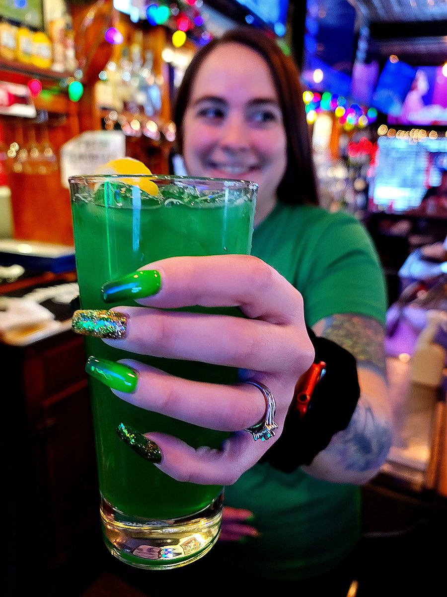 Leprechaun Lemonade made with Tito's Handmade Vodka - everything's so greeeeen #titoshandmadevodka @TitosVodka @ClevelandScene @ClevelandVibes @ClevelandMag @cleveland19news @clevelanddotcom @fox8news @WEWS @cleveland19news @cle_irishparade