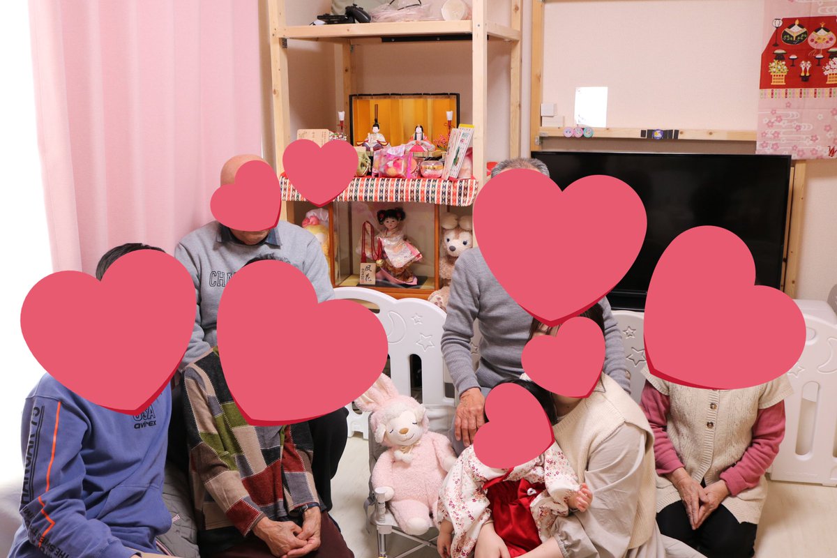 gtea1028's tweet photo. 昨日、1歳を迎えました！
3月生まれなので初節句と誕生日は自然と合体w
昨日は両家の曾祖父母が来てくれました♡
一升餅は最近スタスタ歩く娘でも重くてギャン泣き😂可愛かった🥰
袴はminneで、お誕生日の服はcottliのエプロン🫶🏼 https://t.co/RGoJ96jEtp