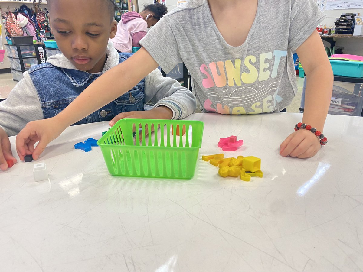 Bolzenius_CCES's tweet photo. We started our sorting & comparing data lesson using Dale, Dale, Dale, Hit, Hit, Hit. After reading, we sorted & charted items that could have come out of a piñata. Then we even had Ms. Livi read about the tradition in Spanish! #mbtb @ClarkCreekSTEM @SueOConnellMath @Mrs_Blakes https://t.co/1BX9UoBEJi