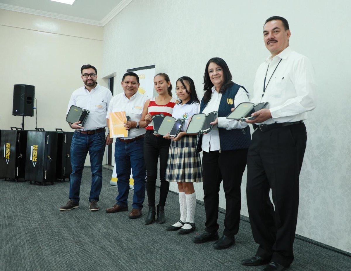 MineducGT's tweet photo. Las 927 tabletas que se entregaron a los centros educativos públicos de #Suchitepéquez benefician a más de 3 mil estudiantes y 130 docentes; asimismo se les otorgó un Manual de accesibilidad y sostenibilidad de materiales tecnológicos. #Mineduc #PencilsOfPromise. https://t.co/7TtekOfwrX