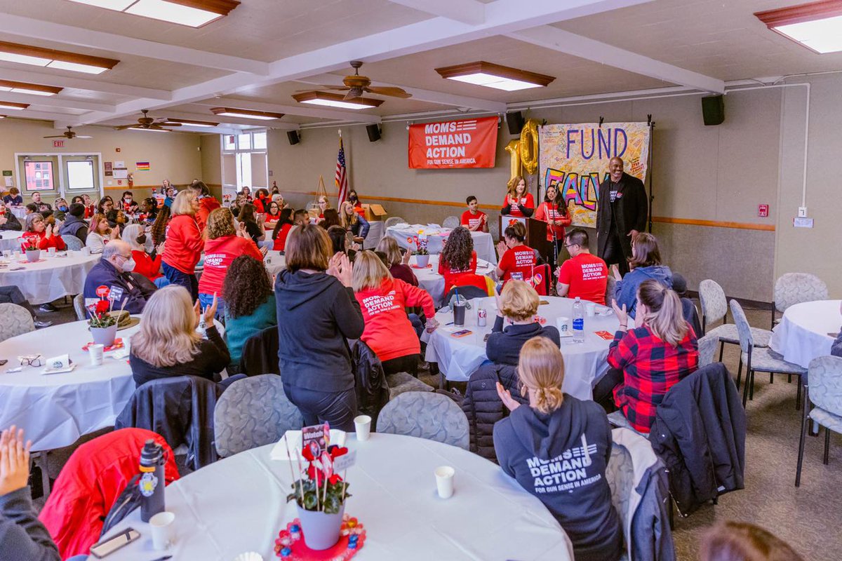 MomsDemand's tweet photo. Hundreds of volunteers, students, and survivors showed up at Advocacy Day in California and Washington today. They met with lawmakers to share our support for and the evidence behind strengthening gun laws. #GunLawsSaveLives #MomsAreEverywhere https://t.co/F10zTGFltC