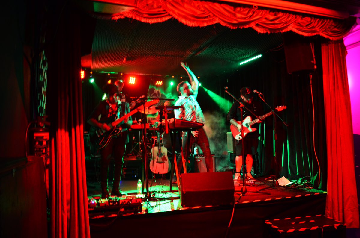 elgranotro3's tweet photo. Fue una noche distópica de electrorock + folk…

Fotografías de @zaraliz 

#elgranotro #electrorock #rock #toquin #postpunk #music #mexicanmusic https://t.co/JcAIcM41Jk