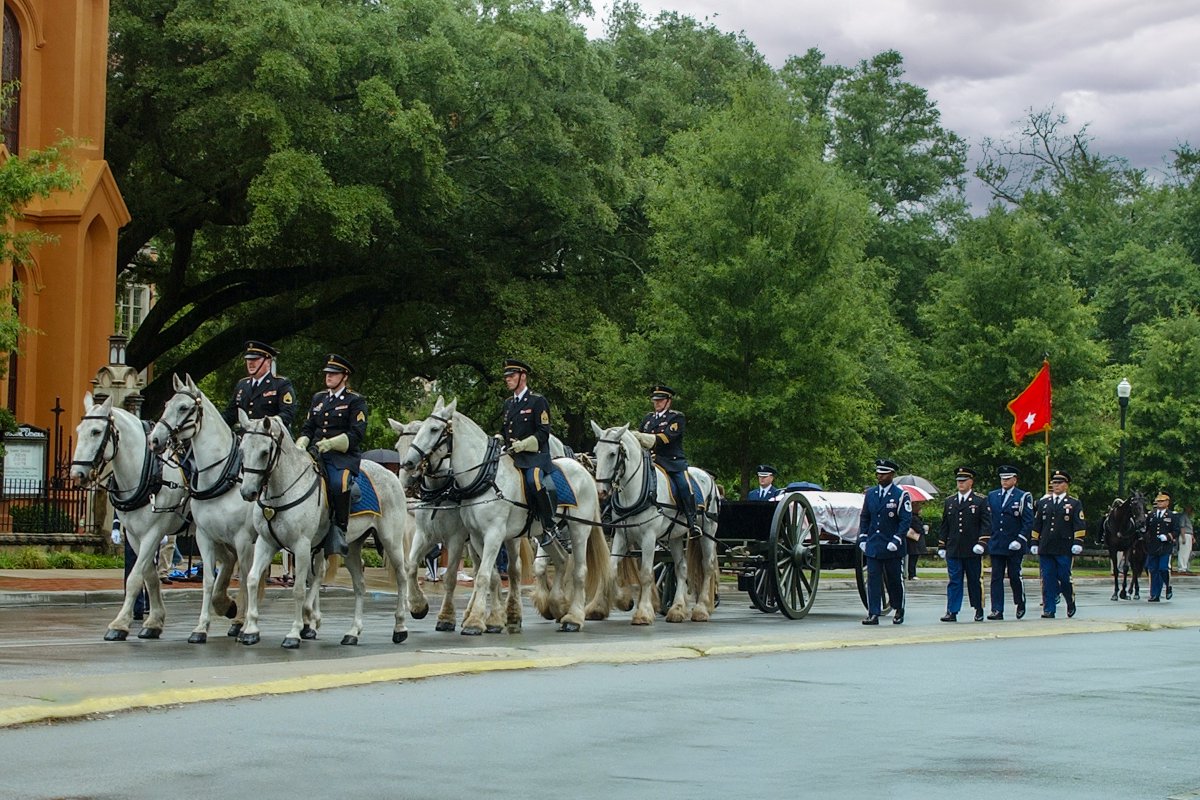 SC_Battleground's tweet photo. History comes alive as the Camden Battlefield honors Revolutionary War soldiers with a solemn reinterment ceremony. Don't miss this chance to pay tribute to the brave men who fought for our country. Click here to learn more about this meaningful event. https://t.co/lLoQN8lzHS https://t.co/Q4tzitDnTp