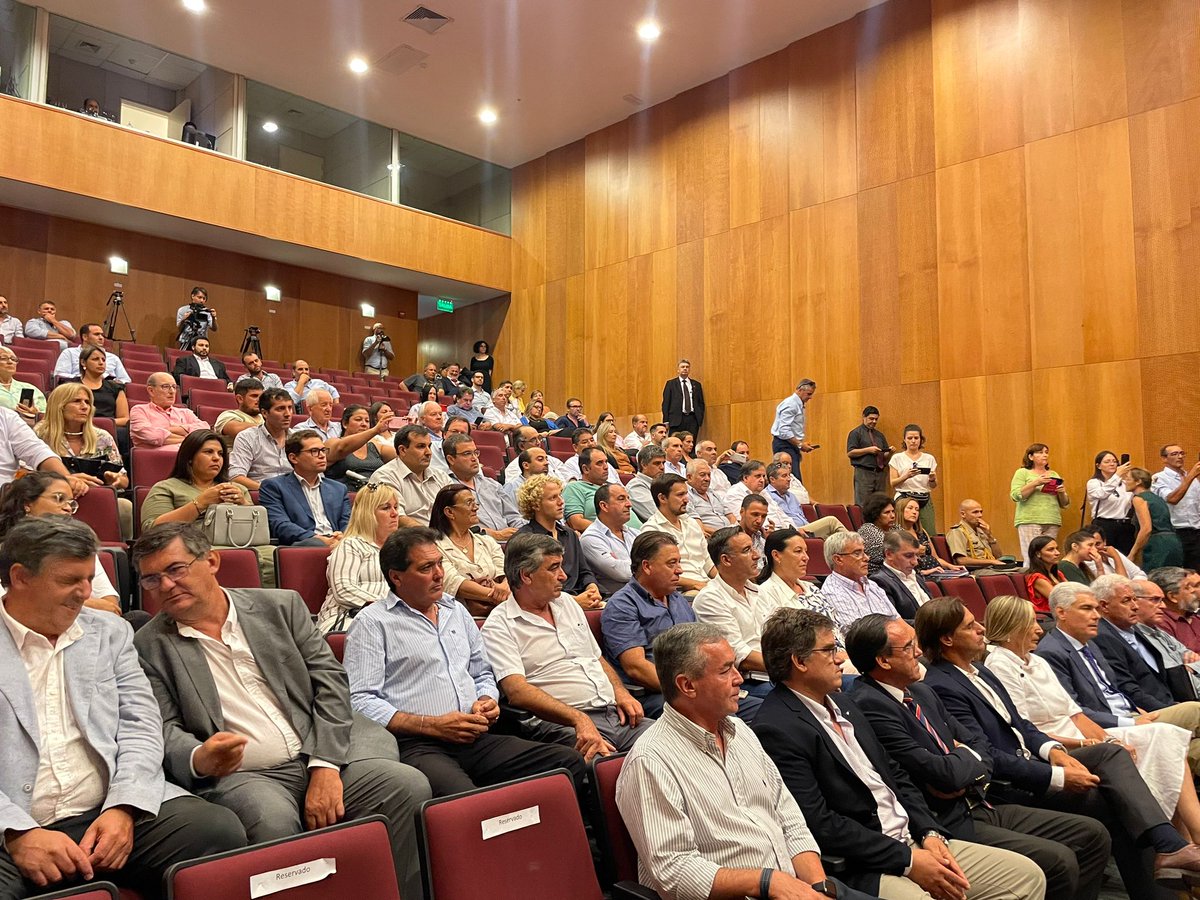 ♻️El <a href="/MAmbienteuy/">Ministerio de Ambiente</a> <a href="/oppuruguay/">OPP Uruguay</a> <a href="/AuciUruguay/">AUCI Uruguay🇺🇾</a> y <a href="/PlenaMunicipios/">Plenario de Municipios de Uruguay</a> presentaron hoy el programa #MunicipiosSostenibles que busca fortalecer y apoyar a cada municipio en sus problemáticas, brindando asistencia técnica y capacidades de recursos humanos.
🌄Estuvimos y estamos presente.