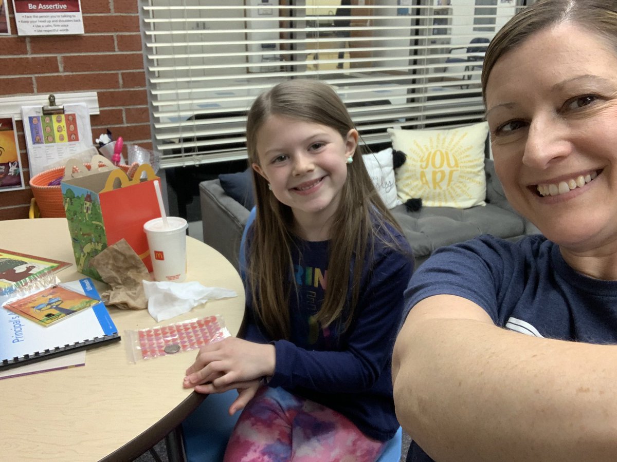 PrassPaxson's tweet image. Students &amp;amp; staff make memories spending time during special lunches! #SpringFairSilentAuctionWinners #GiftofTime #Rapport @KetteringSchls