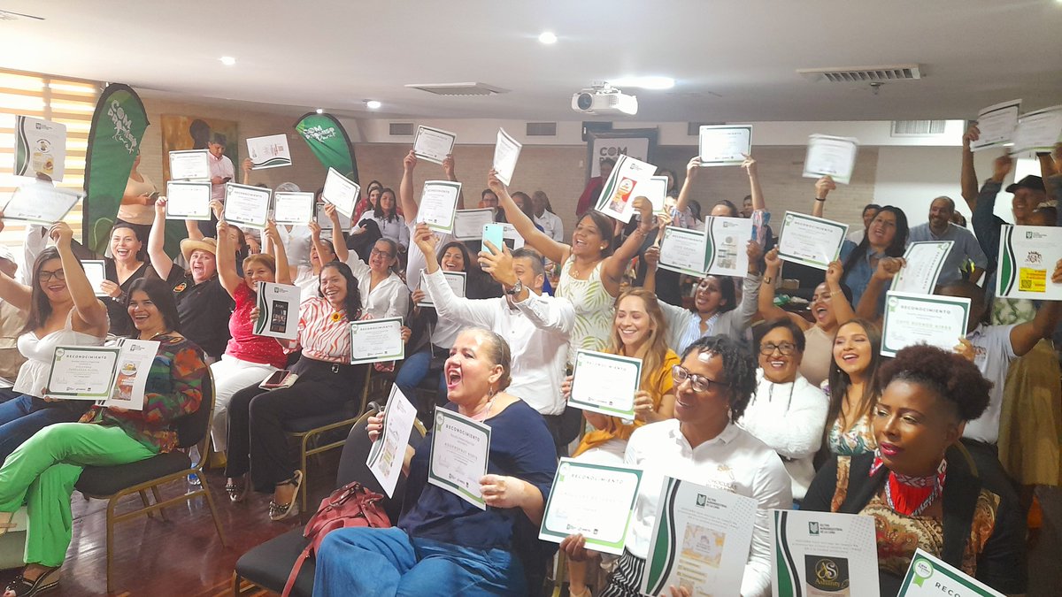 RioCas's tweet photo. Celebramos que #CreacionesJein #Asoprofrut y #DulzuralPanelerasAlizal emprendimientos que apoyamos para su crecimiento en #FloridaValle #ObandoValle y #ZarzalValle hagan parte de las 30 iniciativas del programa Semillas de #CompromisoRural que busca fortalecer las economías local https://t.co/dvxCf30GLO