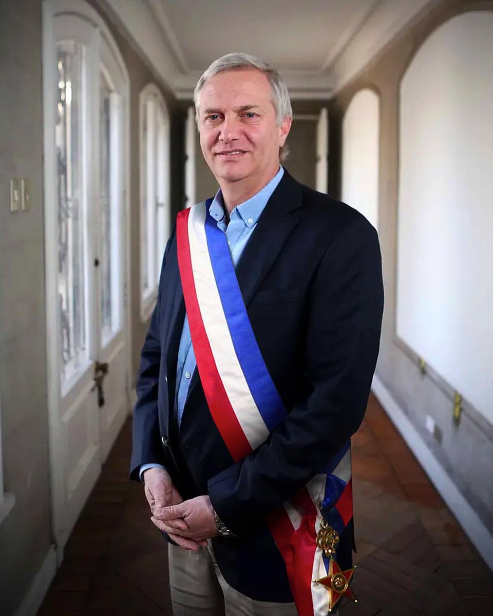 RSWeones's tweet image. Hasta foto de presidente se había sacado el tonto care weón de José Kast 🤣