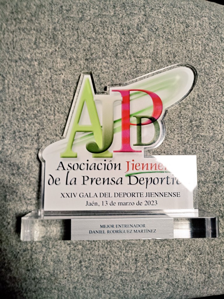 danirodriguezfs's tweet photo. Muy agradecido a la @fpdandalucia jienense por este reconocimiento a la temporada 2021/22. Un premio que quiero compartir con el resto del cuerpo técnico, jugadores, dirigentes y afición y en especial con mis familiares y amigos. 
Muchas gracias a todos.💛 https://t.co/N76BjUZJxT