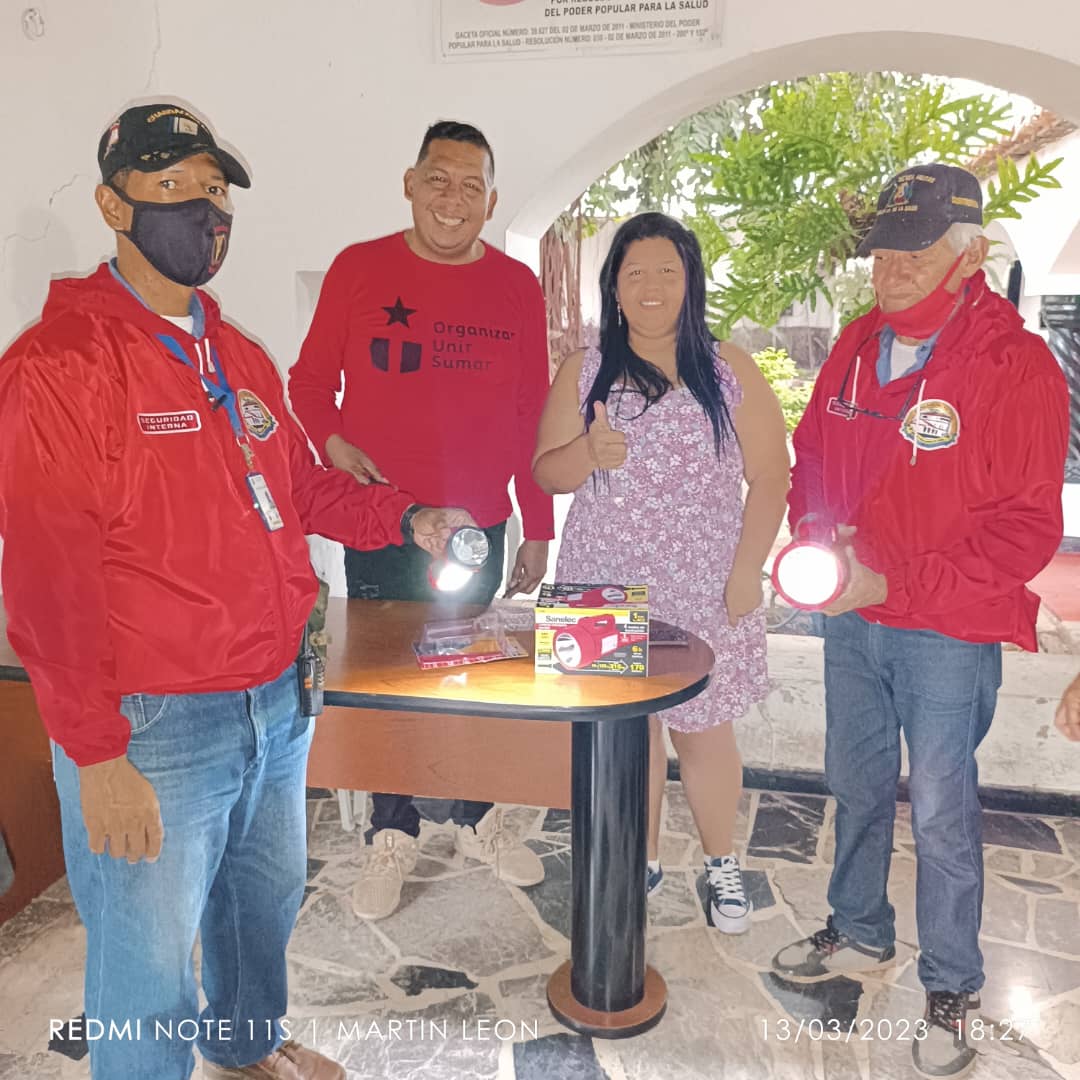 #13Mar| La Junta Directiva de Concejo Mcipal #FLA en Nombre de los 09 Concejales haciendo entrega de nuevas linternas para la Seguridad Interna de la guardia nocturna del Palacio Legislativo Municipal que hará que su trabajo sea más efectivo. 

@MartnLeon15 <a href="/annialexandra2/">@annyalexandra2</a>