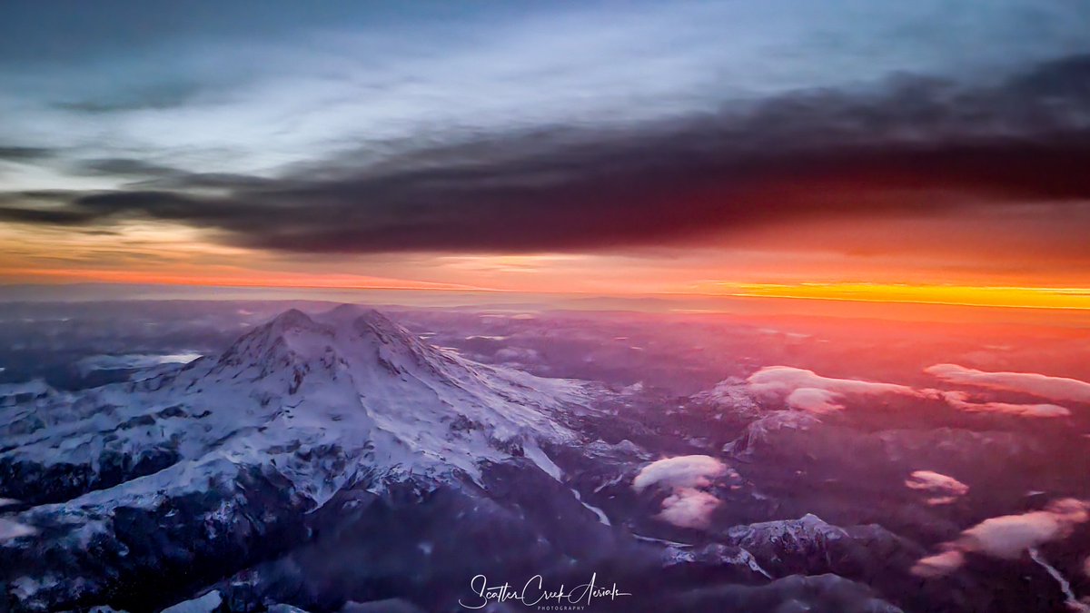 SC_CR_AERIALS's tweet photo. Mt. Rainier look magnificent at sunrise... fly-by courtesy of @AlaskaAir https://t.co/ffZxrJdyy5