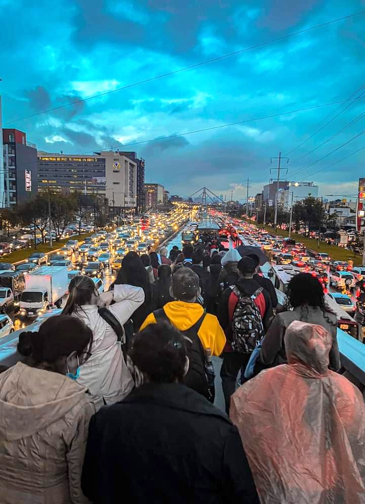 nacional_memes's tweet image. Abro hilo de imágenes que nos hacen reflexionar sobre lo mal que está Bogotá.