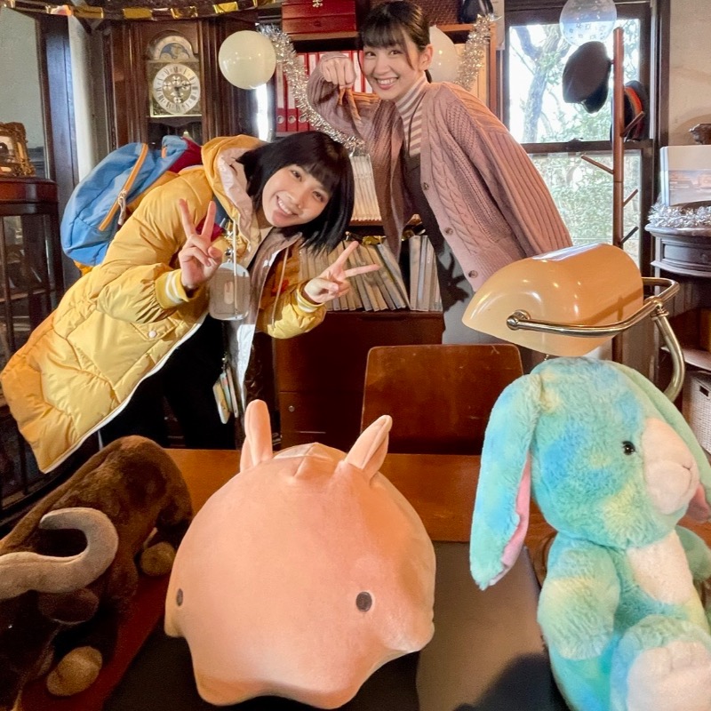 liaison_ex's tweet photo. #リエゾン日誌📖

志保先生（#松本穂香）
渚さん（#是永瞳）とぬいぐるみたち🐰

にぎやかな #リエゾン メンバーに会える
最終回は現在【無料配信中】です📲
　↓        ↓        ↓         ↓        ↓