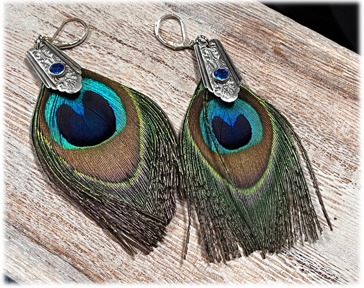 jradca's tweet photo. There's nothing quite as beautiful as a peacock feather - unless it's paired with Royal Saxony and sapphire crystals! Peacock Saxony Silverplate Earrings, Feathers, Spoon Earrings, Sapphire Blue Crystal, Festival, Boho https://t.co/dokkMbvmfn #blue #peacock #earrings https://t.co/p3NqhbEb1Y