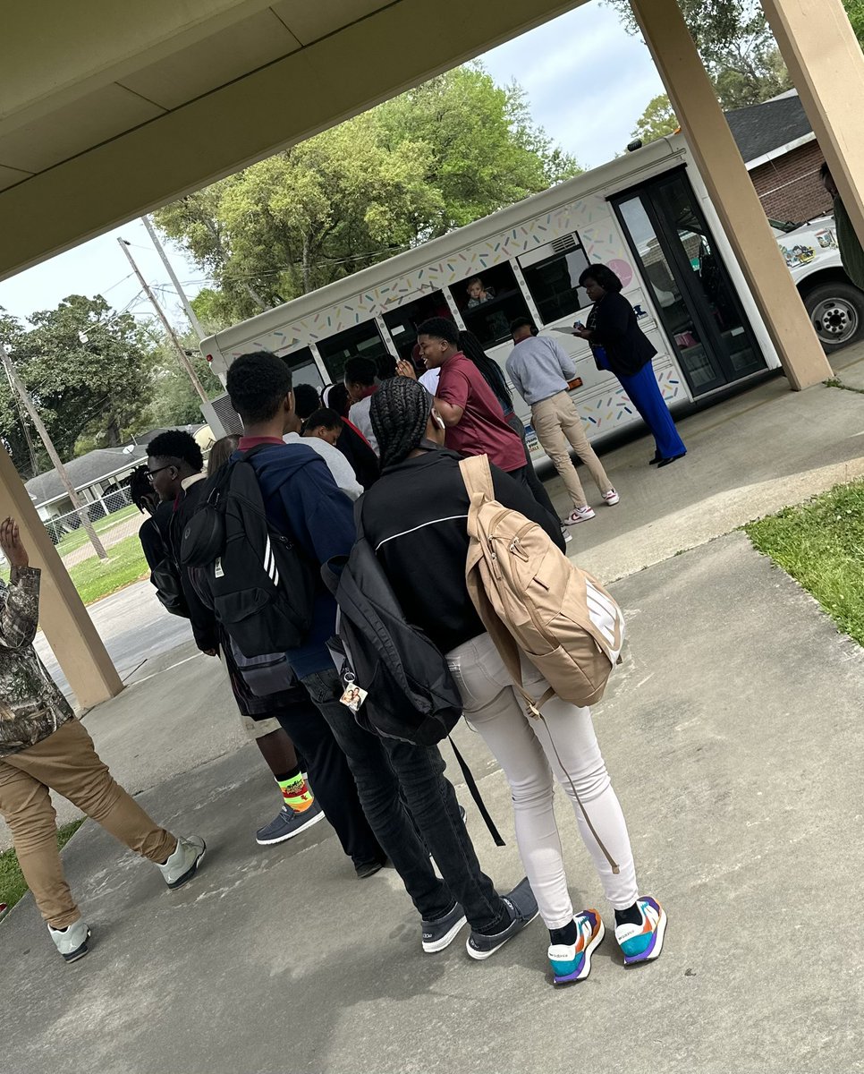 Bulldogs_WCHS's tweet photo. A great Monday for an MTSS ice cream celebration and a token of our appreciation for our teachers and all of their hard work! #InspireTomorrow #BulldogsExcel https://t.co/0IWWpk8BZ8
