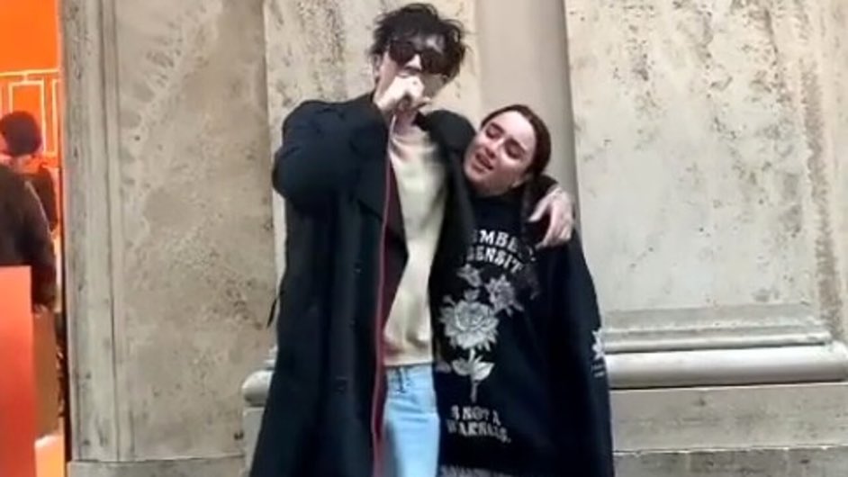 Tananai canta a Via del Corso con un artista di strada.