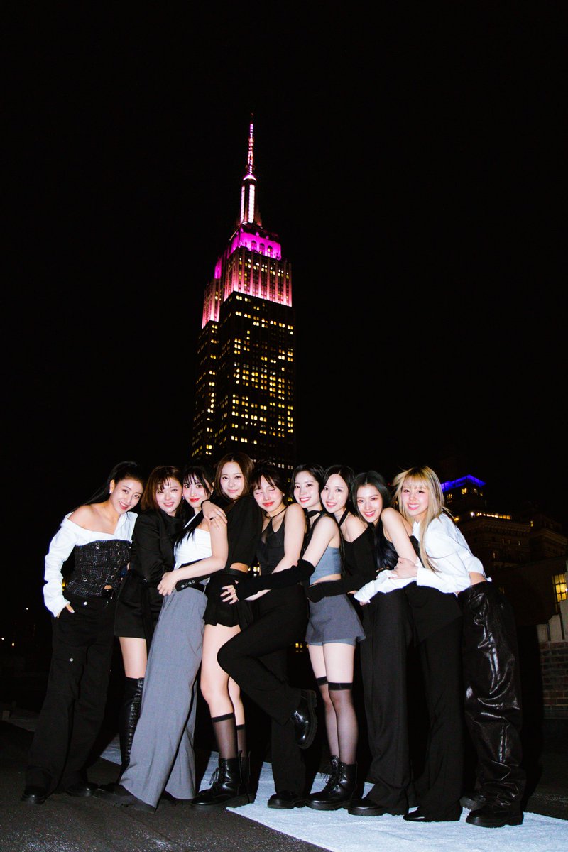 JYPETWICE's tweet photo. 🌟Empire State Building lighted up with TWICELIGHTS🌟
Thank you @empirestatebldg @musiciansoncall ❤
Thank you ONCE❤

#TWICE #트와이스 #READYTOBE #SETMEFREE https://t.co/8j6OHGluc5