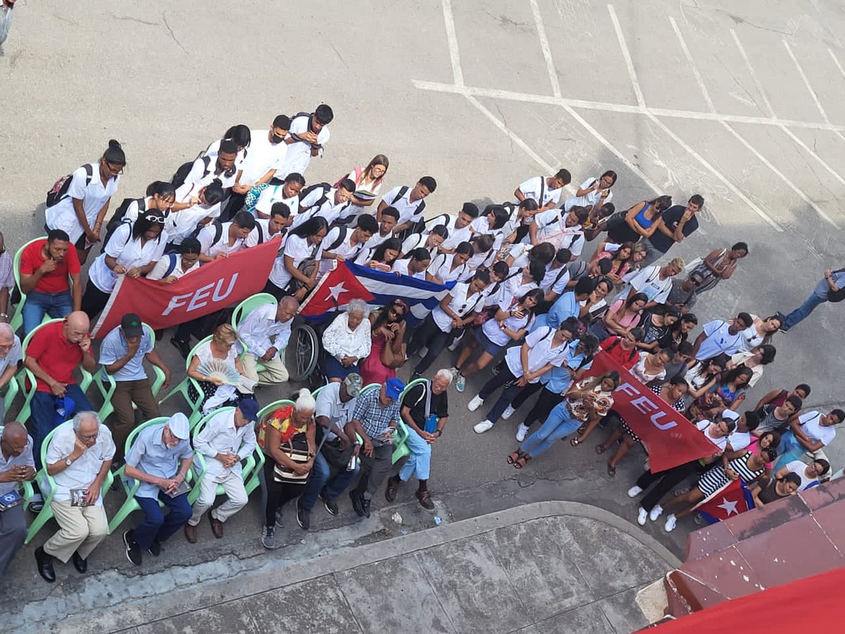 FeuCuba's tweet photo. #FEUdeCubaRecuerda ✊🏽🇨🇺||

👉🏽 Los sucesos del #13DeMarzo, hoy nuestros universitarios rindieron homenaje frente al Museo de la Revolución a nuestros héroes y mártires, demostrando una vez más que #CubaViveEnSuHistoria 🙌🏽.

#SomosFEU 
#TenemosMemoria
#MejorEsPosible https://t.co/IWhAYDjziE