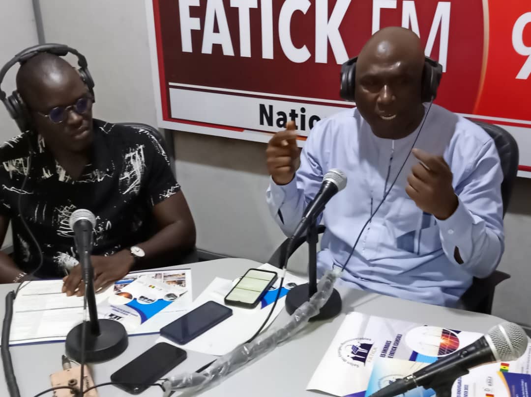 ArdFatick's tweet photo. 4e Salon des Energies Renouvelables (SENSOL) de Fatick.
Apres l'émission avec Ndef-Leng FM samedi soir, le comité d'organisation était à Fatick FM (RTS). Invités Mr Djidiack  Faye, Directeur de l'ARD de Fatick et Célestin Samba Ngom, Responsable du PRODER. https://t.co/QPCKjoLGDY