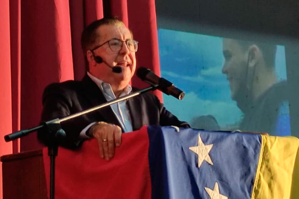 DiarioTalCual's tweet photo. Pérez Vivas apunta a una economía de mercado de llegar a Miraflores #TalCual #ClaroyRaspao #LasPromesas https://t.co/R5FV4Yar5l https://t.co/YI7kjwiwmv