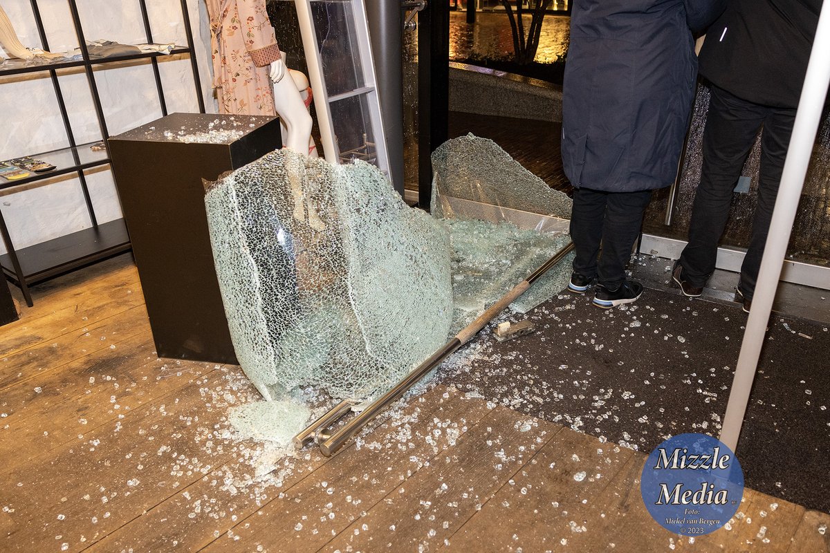 mvbergen's tweet image. Melding #ramkraak op winkel aan de #Laat in #Alkmaar, veel schade en dader heeft alleen onderbroeken meegenomen. Zie facebook.com/MizzleMediaNL/…