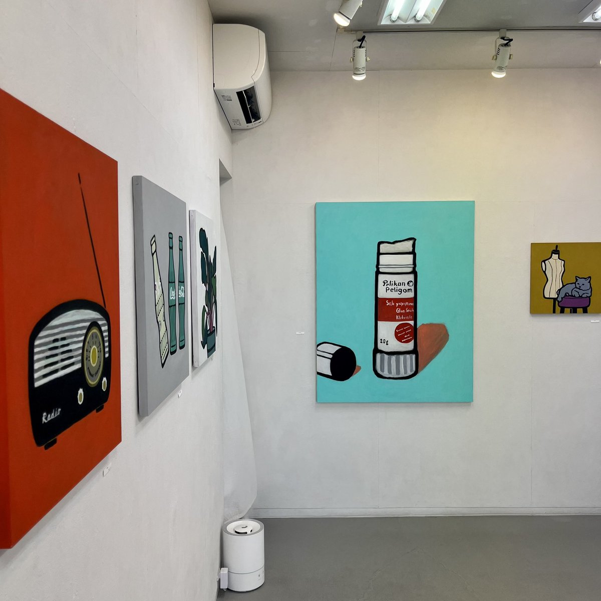 個展5日目！終了まであと２日！

奥の大きめの水色のF50号とピンクのF25号は搬入日に神戸から担いできました。よければ期間中に観に来てください！3/15まで！