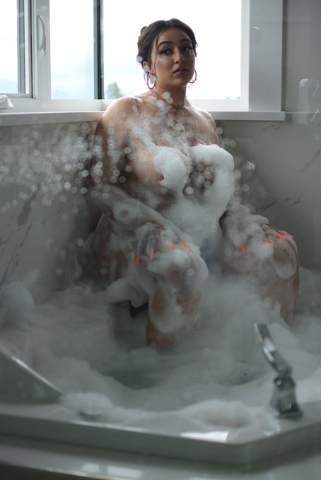 Ending my night in this beautiful bubble bath 🛀 💗 #rakhigill #rakhistanis #iamrakhigill #desigirls #curvygirls