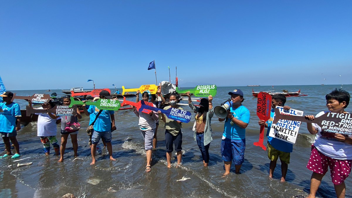 arpakph's tweet photo. pumalaot ang nasa limampung (50) bangka sa katubigan na bahagi ng munisipalidad ng Rosario, Tanza, at Noveleta sa Cavite. 

#NoToDredging
#NoToReclamation
#TigilTambak
#TigilDredging https://t.co/e9cxaAO7mL