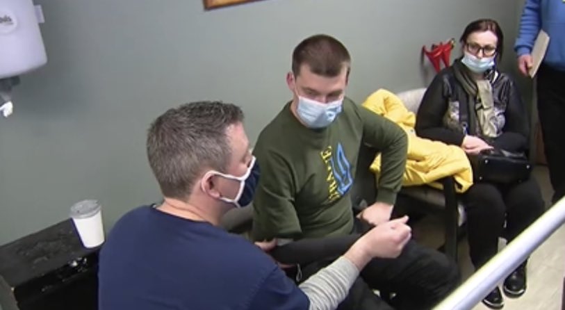 JenDowlingNews's tweet photo. Two Ukrainian soldiers that lost their limbs in Russia's war against Ukraine are closer to gaining back more mobility.  They were fitted for prosthetics in Everett Monday. 
#ukraine #fox13 #fox13seattle #fox13news #seattle #everett #ukrhelp #seattlenews @fox13seattle @UkrHelp_US https://t.co/T7ilC2LbDj