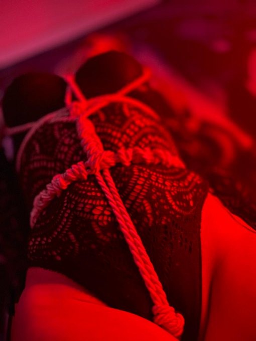 La vida es mejor cuando empiezas a hacer amarres . El amarre :   #picoftheday #PictureOfTheDay  #elamarre<a href="/tag/picoftheday"class="tags"><span>#picoftheday</span></a><a href="/tag/bdsm"class="tags"><span>#bdsm</span></a><a href="/tag/online"class="tags"><span>#online</span></a><a href="/tag/playhard"class="tags"><span>#playhard</span></a><a href="/tag/webcam"class="tags"><span>#webcam</span></a><a href="/tag/pictureoftheday"class="tags"><span>#pictureoftheday</span></a>