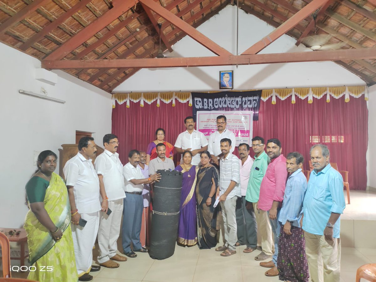 AHVS_Karnataka's tweet image. ದಿನಾಂಕ 14/03/2023, ರಂದು ದಕ್ಷಿಣ ಕನ್ನಡ ಜಿಲ್ಲೆಯ ಕಡಬ ತಾಲೂಕಿನಲ್ಲಿ ರೈತ  ಫಲಾನುಭವಿಗಳಿಗೆ  ರಬ್ಬರ್ ಮ್ಯಾಟ್ ವಿತರಣಾ ಕಾರ್ಯಕ್ರಮವನ್ನು ಡಾ.ಅಜಿತ್.ಎಂ.ಸಿ ಮುಖ್ಯ ಪಶುವೈದ್ಯಾಧಿಕಾರಿ(ಆಡಳಿತ ) ರವರ  ನೇತೃತ್ವದಲ್ಲಿ ಹಮ್ಮಿಕೊಳ್ಳಲಾಯಿತು.
#Dakshinakannada #RubberMat