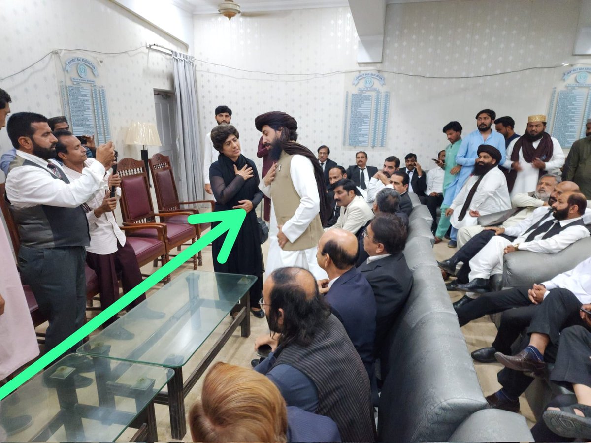 اہلسنت کو بدنام کروانے میں کوٸی موقع ہاتھ سے جانے نہیں دینا 
وجہ ؟ 
کیوں کہ ھم لیڈر ھیں 

رحیم یار خان ڈسٹرکٹ بار ایسویشن کی تصویر ی جھلک