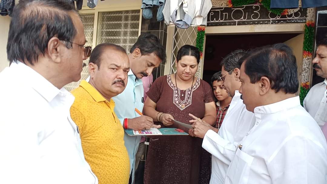Deepak_Smg's tweet photo. ಶಿವಮೊಗ್ಗ ನಗರ ಉತ್ತರ ಬ್ಲಾಕ್ ಕಾಂಗ್ರೆಸ್ ಸಮಿತಿ ವ್ಯಾಪ್ತಿಯ ವಾರ್ಡ್ ಗಳಲ್ಲಿ ಈ ದಿನ ಕೂಡ ಬೂತ್ ಮಟ್ಟದಲ್ಲಿ ಮತದಾರರ ಜಾಗೃತಿ ಅಭಿಯಾನ ಮುಂದುವರೆದಿದೆ. ವಿನೋಬನಗರ, ದುರ್ಗಿಗುಡಿ, ವೆಂಕಟೇಶನಗರ, ಹೊಸಮನೆ, ಶರಾವತಿ ನಗರದ ಪ್ರದೇಶಗಳಲ್ಲಿ ಕಾಂಗ್ರೆಸ್ ಗ್ಯಾರಂಟಿ ಕಾರ್ಡ್ ಗಳನ್ನು ವಿತರಿಸಲಾಗುತ್ತಿದೆ.
2/1 https://t.co/BQBjQmPDM2