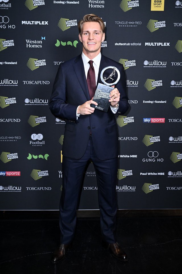 idextratime's tweet photo. Para peraih penghargaan di London Football Awards tadi malam :

🇪🇸 Mikel Arteta (Manager of the Year)
🏴󠁧󠁢󠁥󠁮󠁧󠁿 Bukayo Saka (Young Player of the Year)
🇳🇴 Martin Ødegaard (Player of the Year)
🏴󠁧󠁢󠁥󠁮󠁧󠁿 Aaron Ramsdale (Goalkeeper of the Year)
🇦🇺 Sam Kerr (Woman Player of the Year)

Dominasi Arsenal.. 👏👏