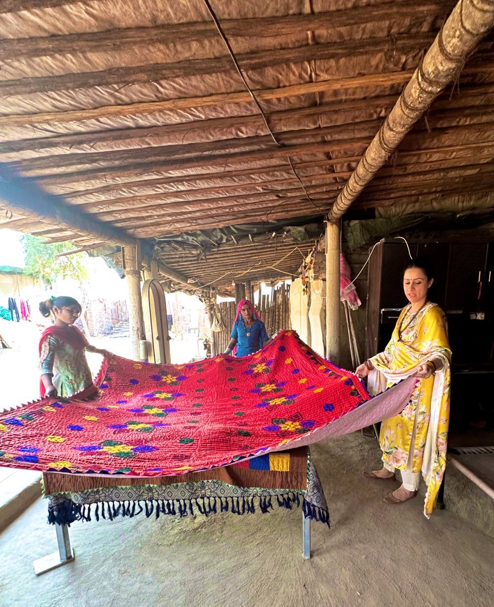 ROUBLENAGI's tweet photo. “Learn &amp; Earn”
The focus of #StudioSaksham is to empower unskilled women from rural India to make Handicrafts,Khadi Products,hand woven fabrics etc. The initiative has played a key role in empowering women who r now confident of their skill &amp; r becoming financially independent👇 https://t.co/uEklTSVnUn