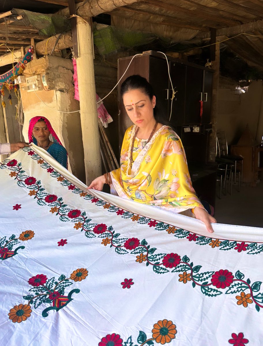 ROUBLENAGI's tweet photo. “Learn &amp; Earn”
The focus of #StudioSaksham is to empower unskilled women from rural India to make Handicrafts,Khadi Products,hand woven fabrics etc. The initiative has played a key role in empowering women who r now confident of their skill &amp; r becoming financially independent👇 https://t.co/uEklTSVnUn