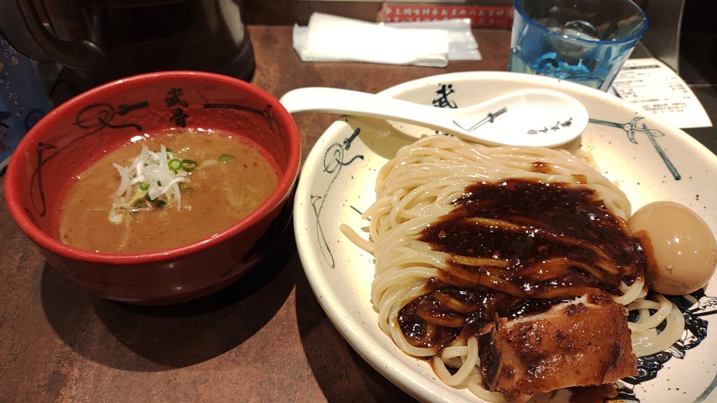 wink2_studio's tweet photo. 渋谷の…路地のそのまた奥に…ドドーン！とあるのは、渋谷の有名ラーメン店、麺屋武蔵！なんと、麺は1kgまで無料増量出来ちゃう、角煮の脂がたまりまてん！濃厚つけ麺がめちゃめちゃウ��ー！美味しいものは脂肪と糖！＼_(･ω･`)ｺﾚ重要(2号@渋谷)
#渋谷ランチ
#渋谷ラーメン https://t.co/Sg71r5oVxr